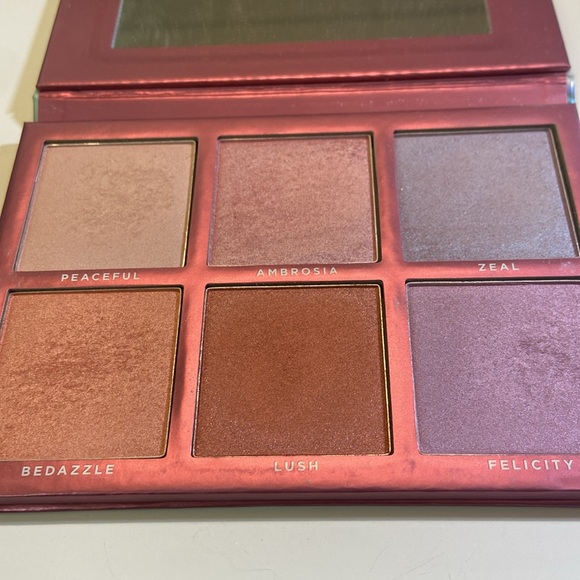 Sigma Chromaglow Shimmer and Highlight Palette - Picture 2 of 2